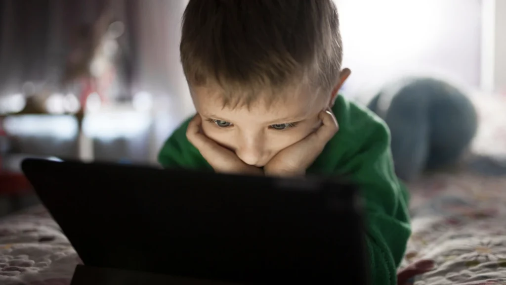 Waspadai Dampak Screen Time Berlebihan bagi Kesehatan Mata