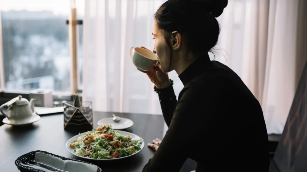 Makan Bareng Teman Jadi Lebih Bermakna dengan Mindful Eating