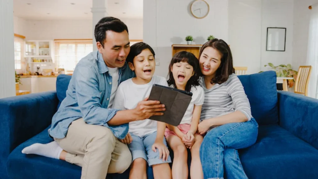 Panduan Bijak Menjelaskan Konten Negatif kepada Anak di Era Digital