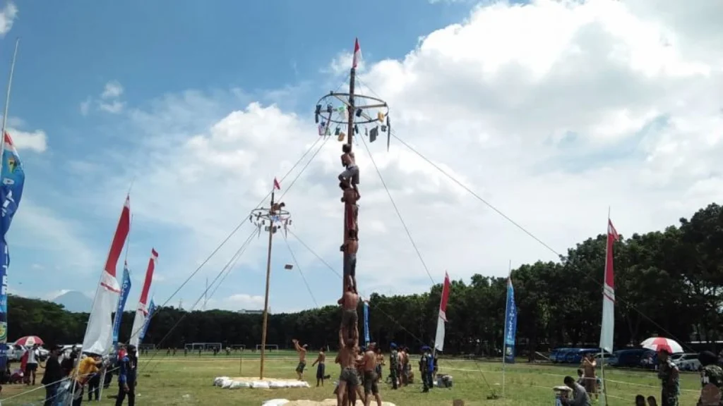 Lomba Panjat Pinang: Simbol Kerja Sama dan Kebersamaan di Indonesia